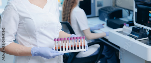 Konstfotografi Medical laboratory technician presenting rack of blood sample tubes for clinical