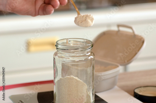 Sauerteig füttern