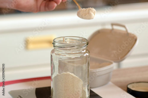 Sauerteig füttern