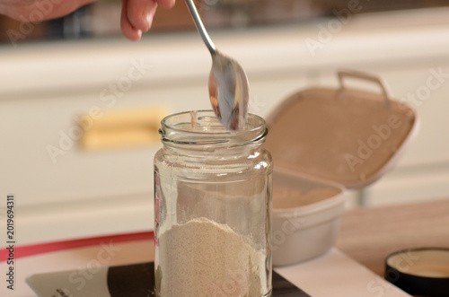Sauerteig füttern