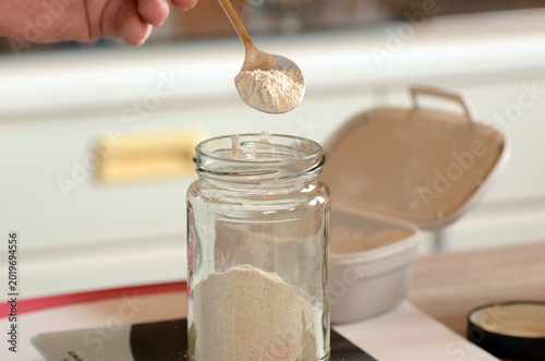 Sauerteig füttern