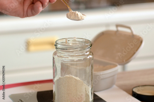 Sauerteig füttern