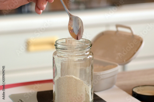 Sauerteig füttern