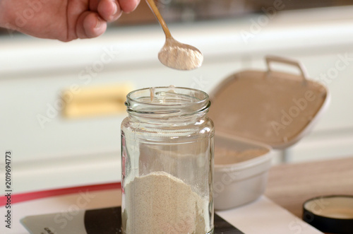 Sauerteig füttern