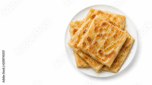 Pane msemen marocchino con miele isolato su sfondo bianco. Generative AI 