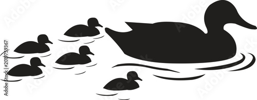 Foto Silhouette of baby duck swimming with their mom in water