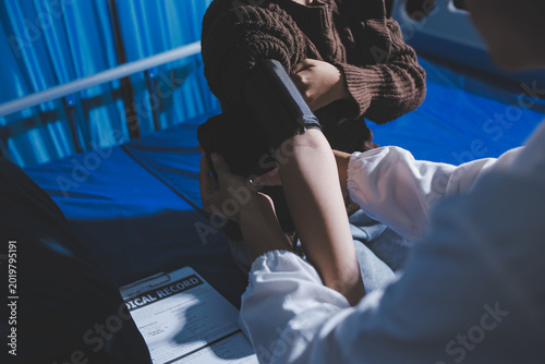 Tableau sur toile The doctor measures blood pressure to the patient