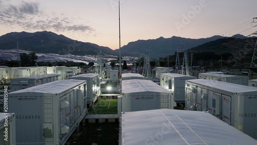 Fotografi Energy storage power station with containerized equipment arrays situated in mou