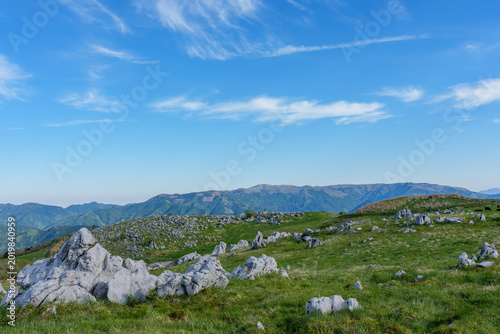 Foto 四国カルストの天空の道とカルスト高原の絶景風景