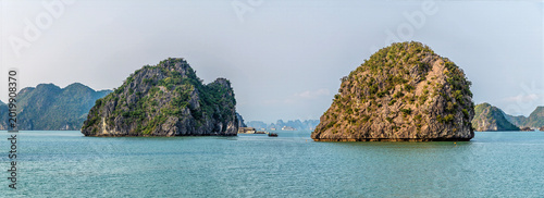 Fotografía A view from a cruise ship towards a pair of Karst limestone islets in Ha Long Ba