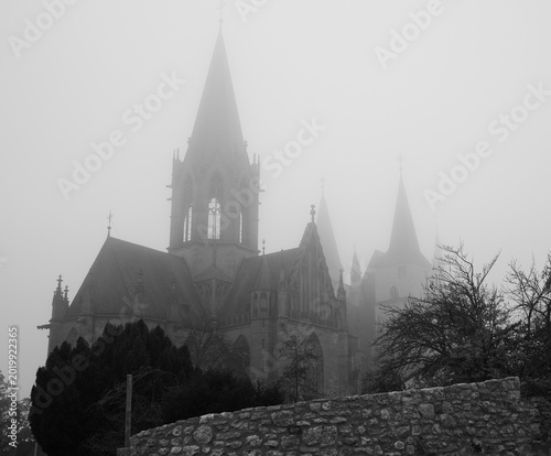 Tableau sur toile A Medieval Christian Church Shrouded in Mist in the Small German Town of Oppenhe