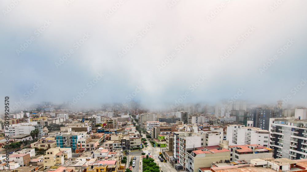 Obraz premium Garúa Fog Covering Lima Urban Skyline