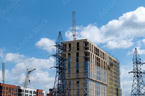 Foto Workers are constructing a multi storey building with cranes and power lines pre