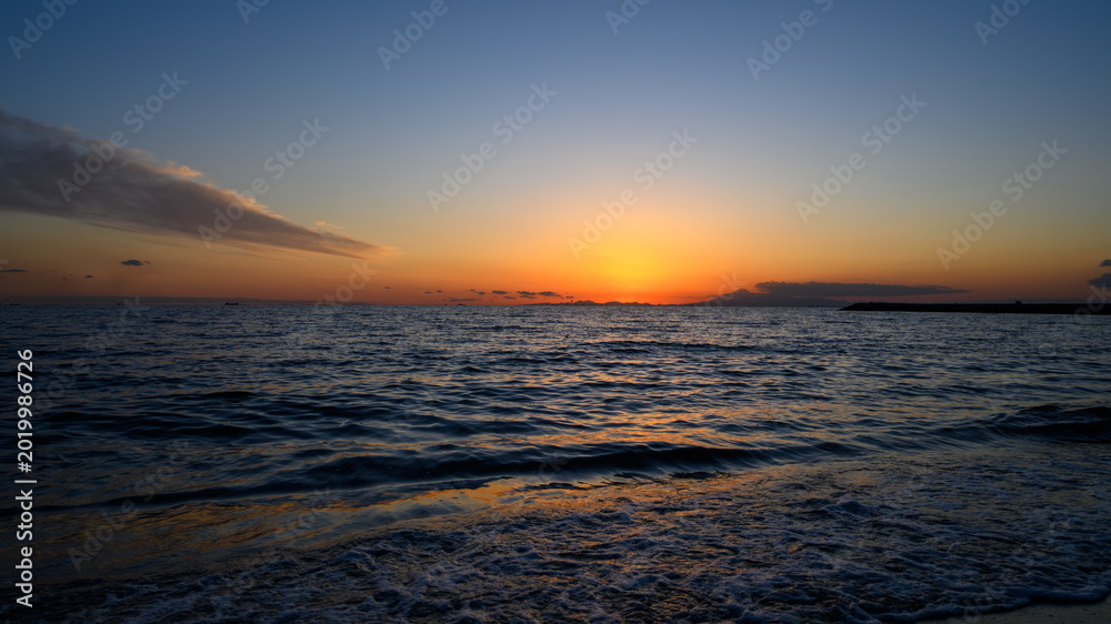 Fototapeta premium Sunset Over Ocean Horizon