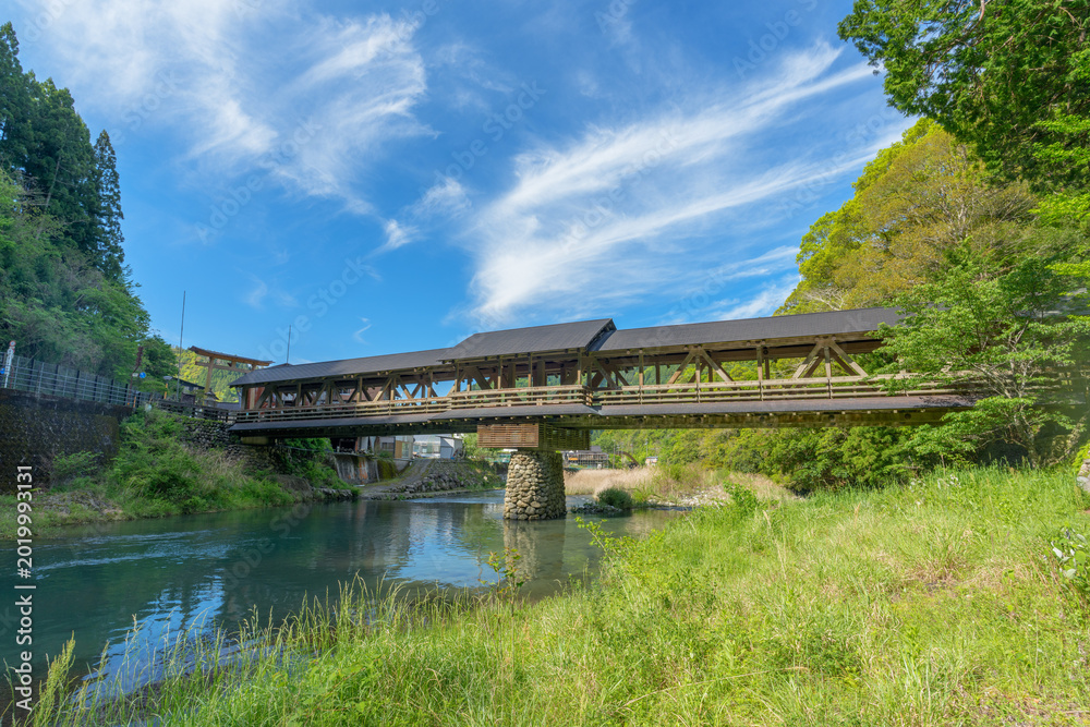 Fototapeta premium 梼原川に架かる三嶋神社の神幸橋と美しい木造橋の風景