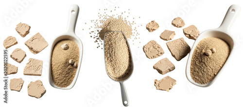 Foto Golden nutritional powder scoops and compressed blocks isolated on white backgro