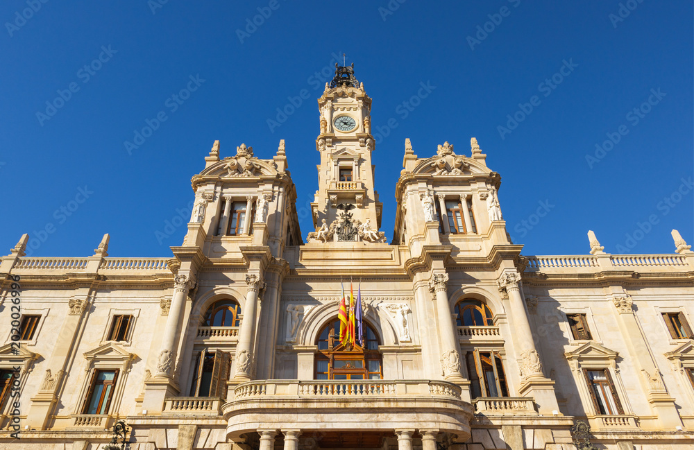 Obraz premium Valencia City Hall stands tall against the blue sky in the heart of Valencia, Spain. This is a historic and iconic landmark.