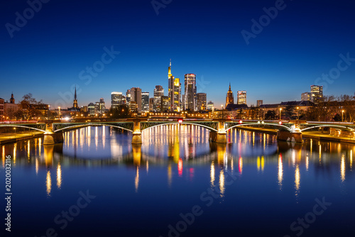 Frankfurt am Main, Blick von der Flößer Brücke zur blauen Stunde