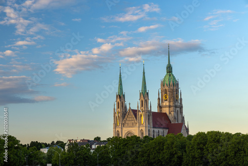 Kirche St Paul in München an der Thersienwiese im Sonnenuntergang