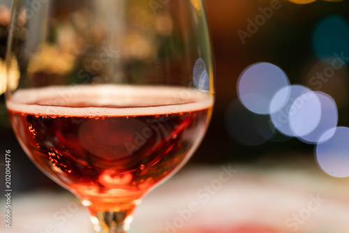 Obraz na płótnie calice riempito con una bevanda dolce, gassata e di colore rosso per aperitivi