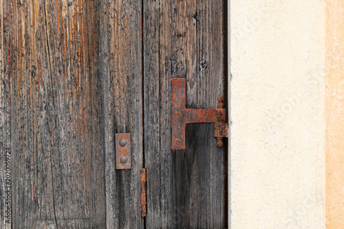 Obraz na plátně dettaglio architettonico rustico di una finestra in legno su una parete di cemen