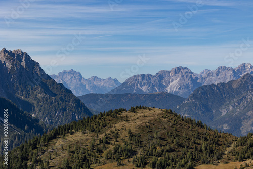 Bild auf Leinwand vista dettagliata su varie catene montuose Alpine in alta quota tra le montagne