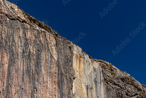 Bild auf Leinwand parete e pendio di una montagna in primo piano su metà della diagonale dell'imma