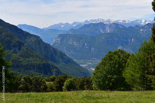 Bild auf Leinwand Schöne Landschaft bei Truden in Südtirol mit Blick ins Etschtal