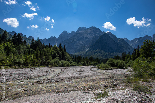 Fotografía vista panoramica sull'ambiente naturale di montagna della Val Saisera, in Friuli