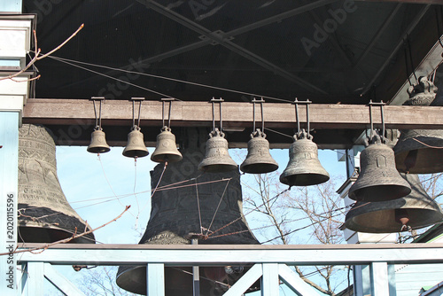 Valokuva a church belfry with bells of different sizes