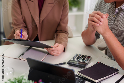 фотографія professional business women consultant holding clipboard meeting with client dis