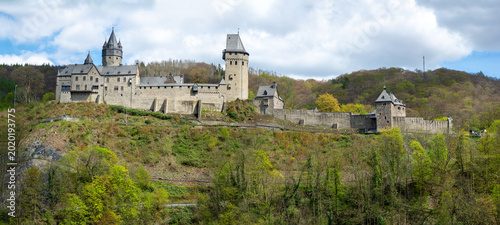 Die Burg Altena befindet sich auf einem Bergsporn des Klusenbergs in der Stadt Altena an der Lenne im Märkischen Kreis in Nordrhein-Westfalen