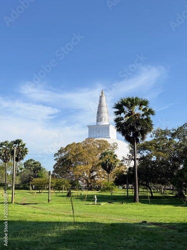 Fotografie Ruwanwelisaya Stupa Under Blue Sky with Green Landscape in Anuradhapura, Sri Lan