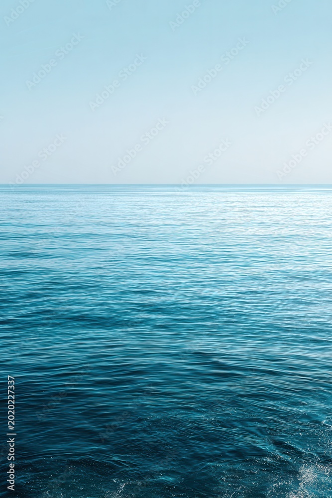 Obraz premium Ocean stretches wide under soft, hazy sky
