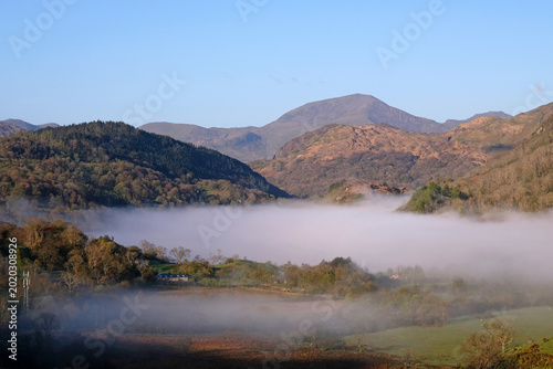 Fotografie Morning mist lingering above Llyn Gwynant in the Nant Gwynant valley, Eryri National Park, Snowdonia, Wales