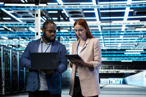 Fotografía Identifying bottlenecks, devices and engineering team in data center monitoring system performance