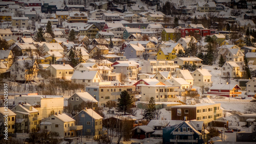Foto Snowy hillside houses in northern Norway during winter