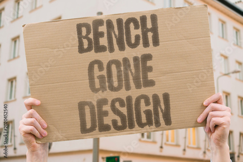 Fotografia "Bench Gone Design" Hostile architecture removes seating to discourage lingering outdoors