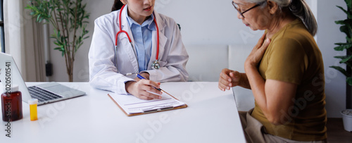 Φωτογραφία Senior woman clutching her chest and breathing with difficulty during a clinic c