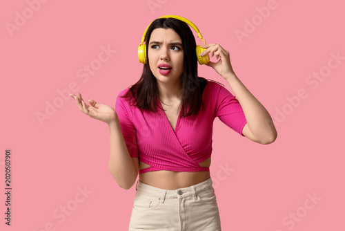 Shocked young woman in mode...