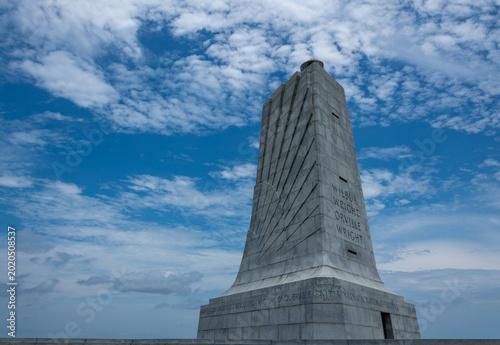 Cuadro en lienzo View of the Wright Brothers National Memorial against an expansive blue sky