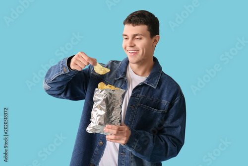 Young man with potato chips...