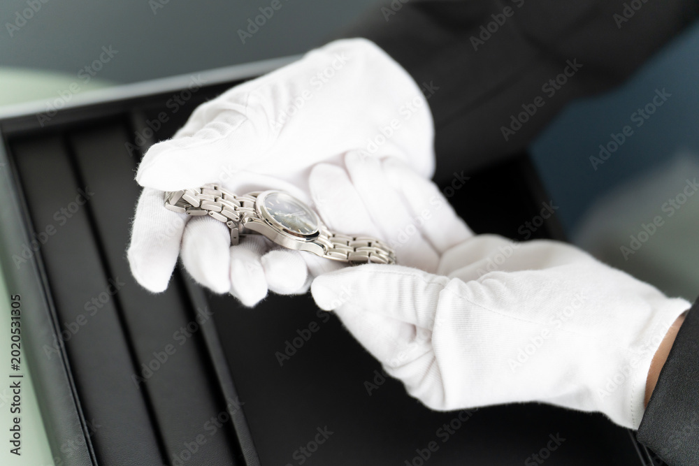 Fototapeta premium 高級腕時計を査定する買取サービスのイメージ, Luxury Watch Appraisal and Purchase Service Concept