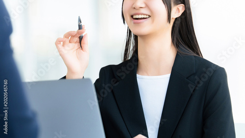 打ち合わせで笑顔で話すビジネスウーマン ミーティングのビジネスコミュニケーションイメージ, Businesswoman Smiling During Meeting Business Communication Concept