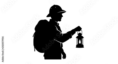 Φωτογραφία Explorer silhouette wearing a pith helmet and carrying a backpack holds a glowing lantern in the dark