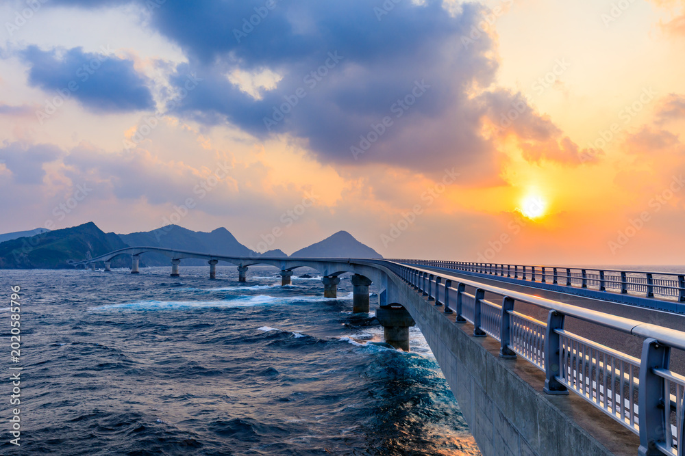 Obraz premium 初夏の甑大橋と夕日 鹿児島県薩摩川内市