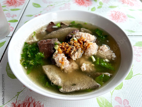 Foto Traditional Thai clear soup with pork, entrails, and congealed blood