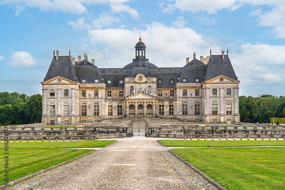 Fototapeta premium Scenic view of the Chateau de Vaux-le-Vicomte in Maincy, France, highlighting its grand Baroque architecture, formal gardens, and historical importance as a cultural landmark.
