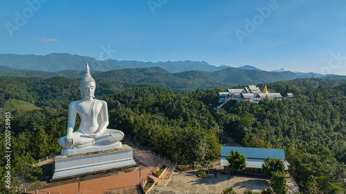 Foto The historic stupa of Wat Phra That Pu Jae in Phrae Province is a centuries old sacred site situated on a mountain