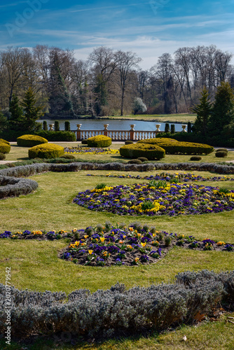 Blumenrabatte im frühlingshaften Park von Wiesenburg/Mark, gelegen am 